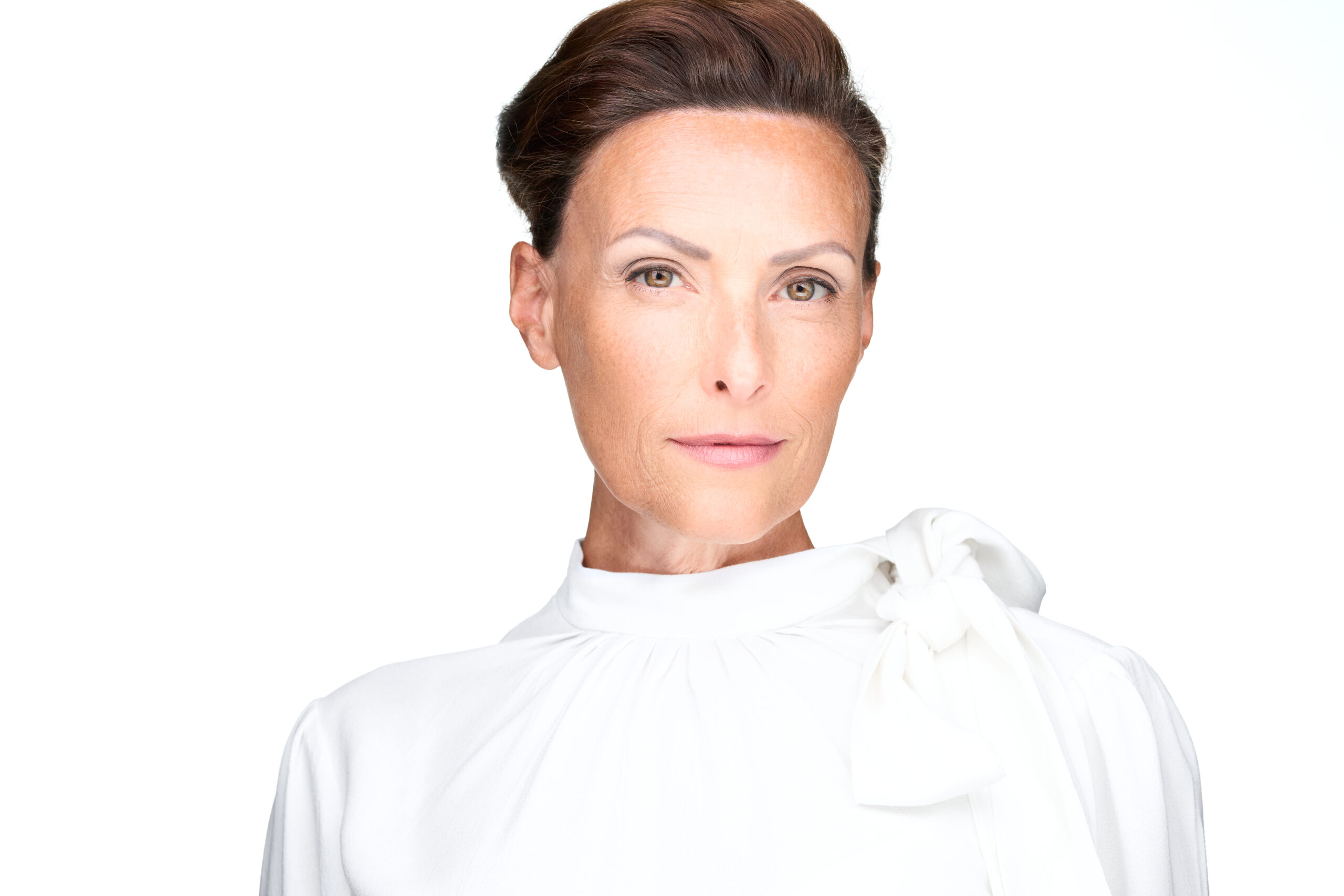 Actor Headshot von Frau in weißem Designer Hemd vor weißem Hintergrund