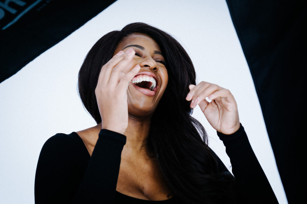 Lachende Frau in Headshot Session vor weissem Hintergrund
